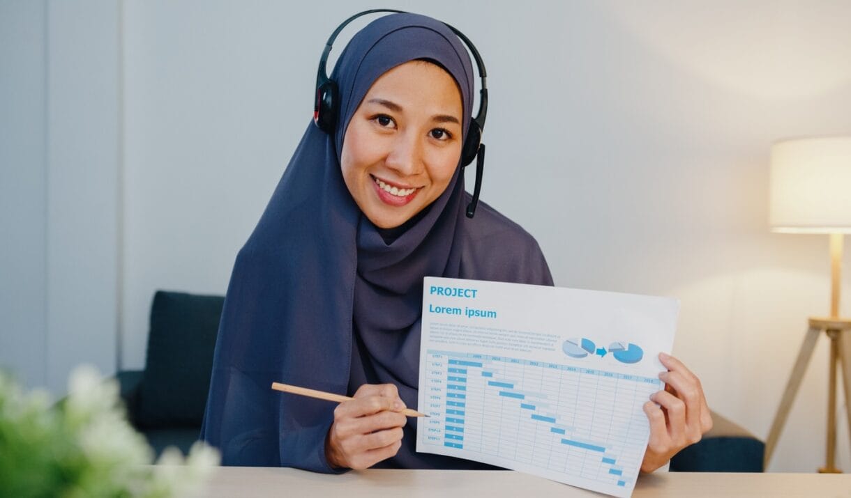 Muslim Lady Using Laptop Talk To Colleagues In Vid 9YBZ8E8 1 1220x715