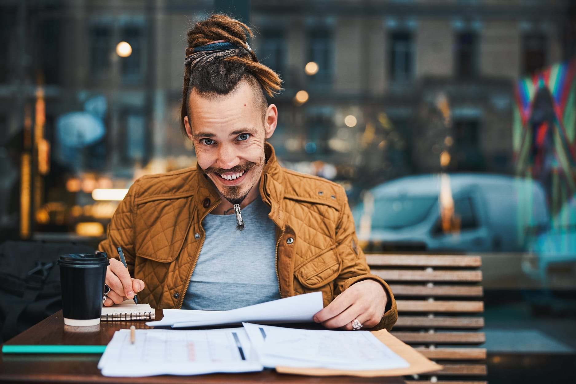 Cheerful Hipster With Sketchbook In Urban Cafe 6YZVMKW